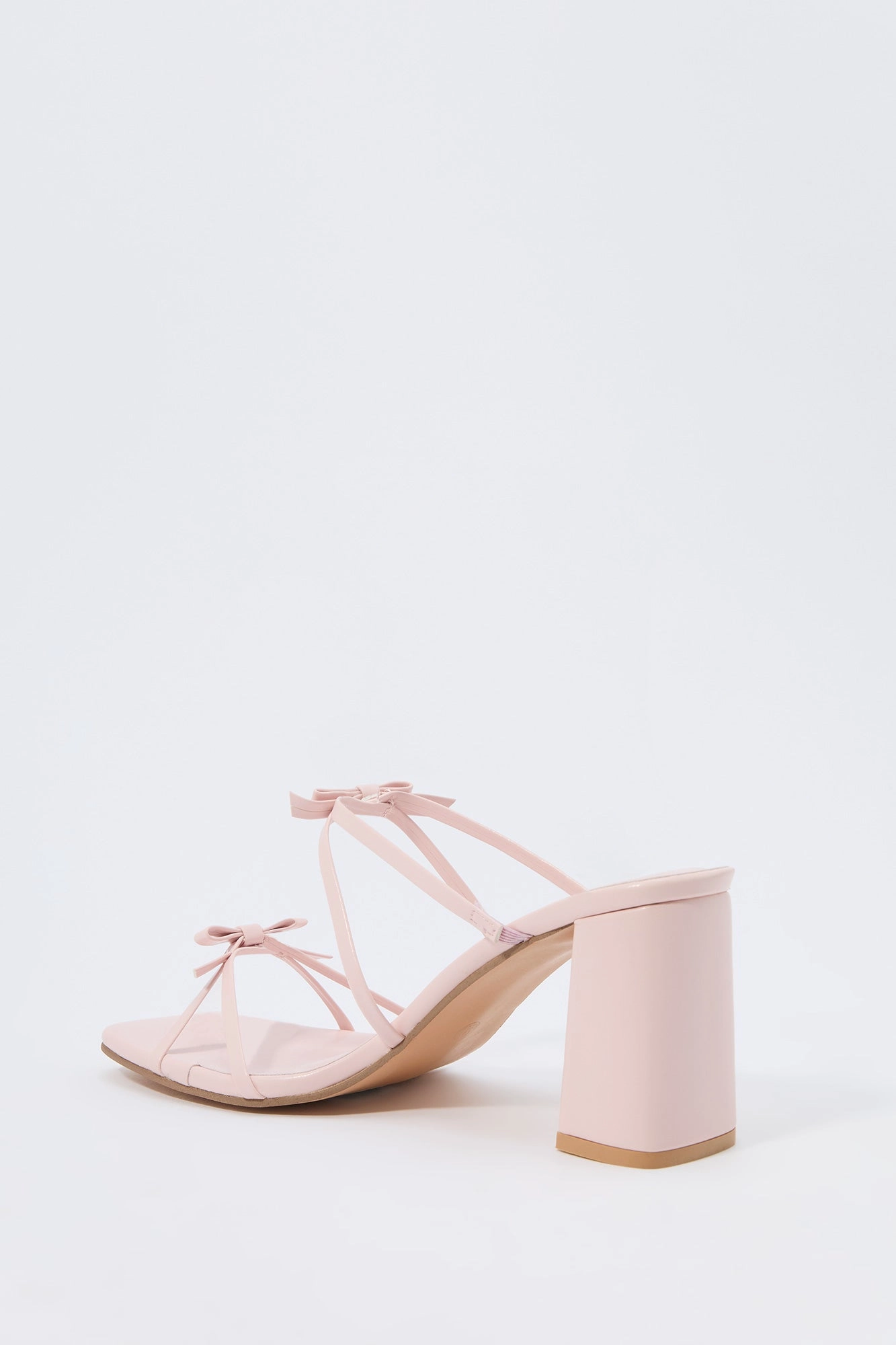 Chaussures à bride et talon moulé garni d'une boucle