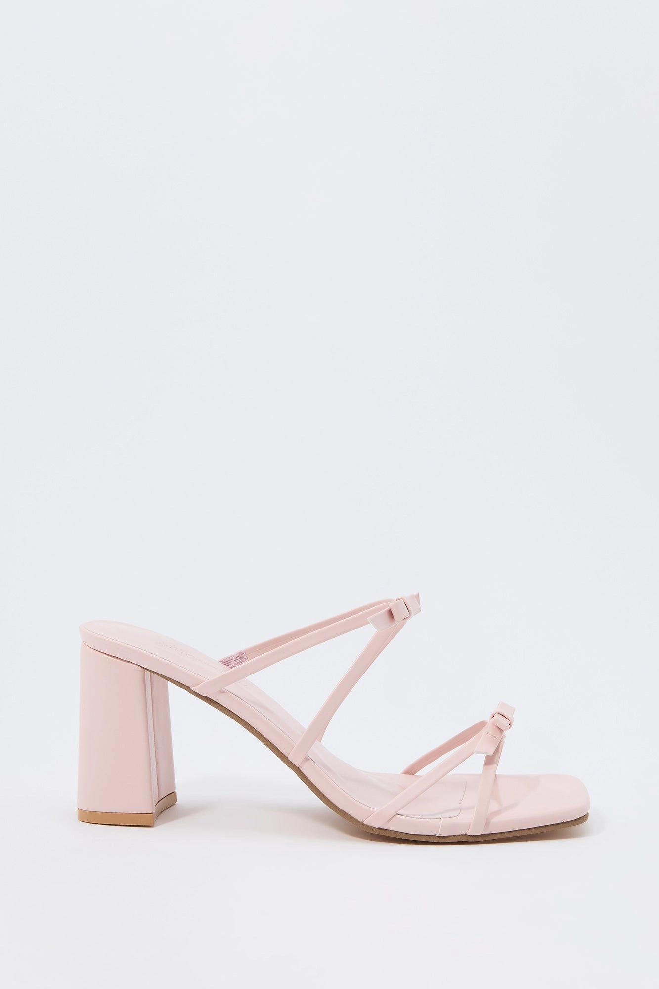Chaussures à bride et talon moulé garni d'une boucle