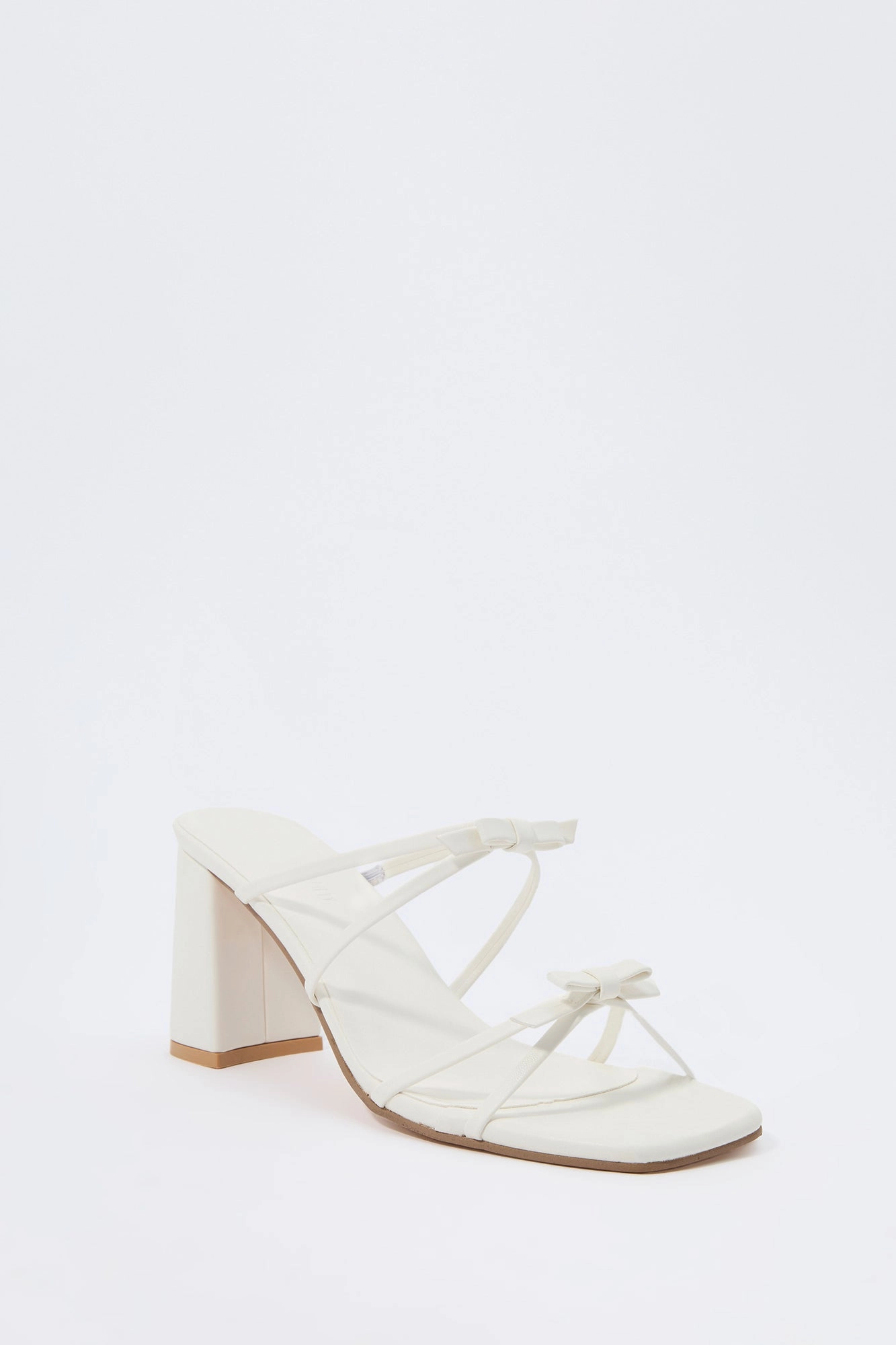 Chaussures à bride et talon moulé garni d'une boucle