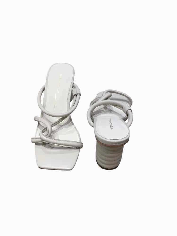 Intenionally White Size 5 Sandals