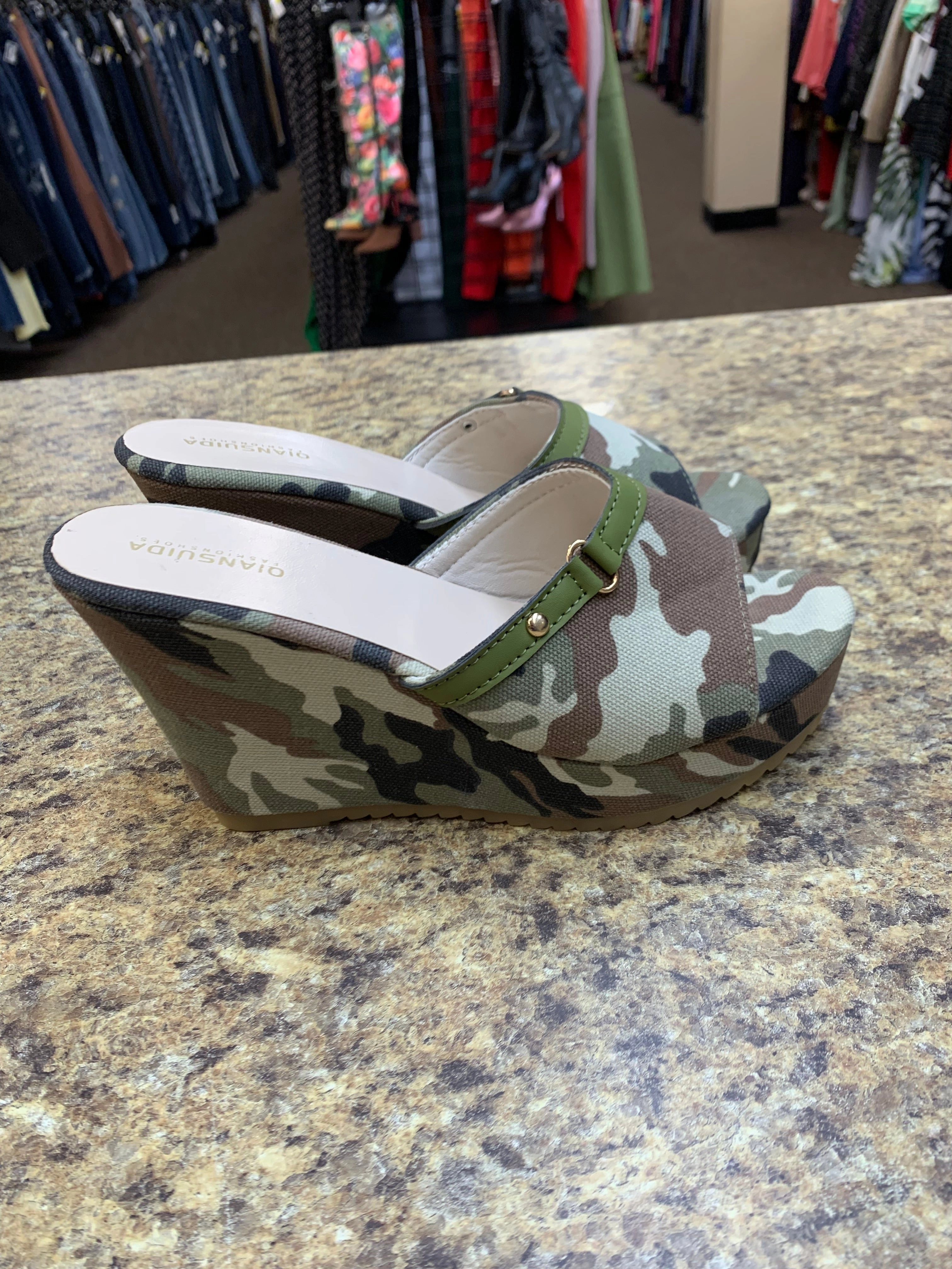 Shoes Heels Wedge By Clothes Mentor In Camouflage Print, Size: 10