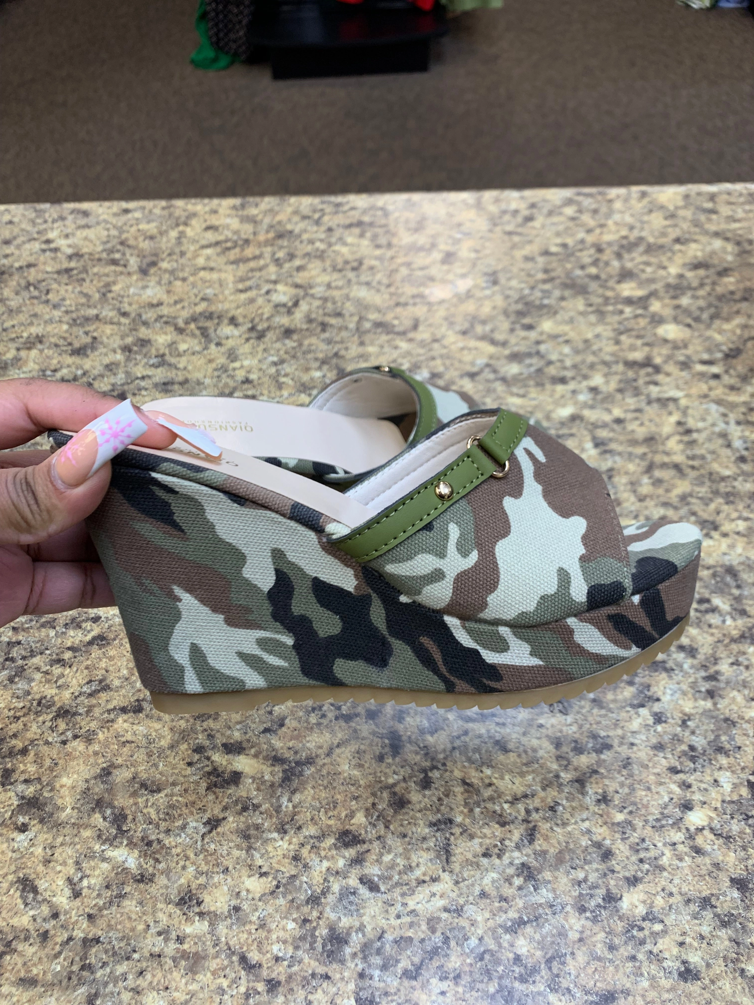 Shoes Heels Wedge By Clothes Mentor In Camouflage Print, Size: 10