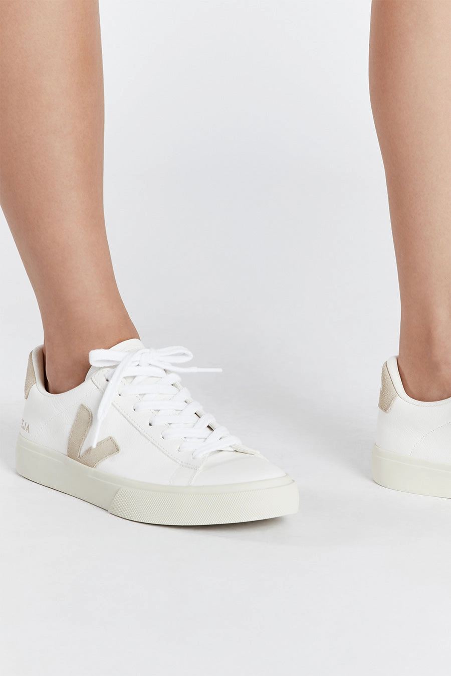 VEJA CAMPO EXTRA WHITE ALMOND